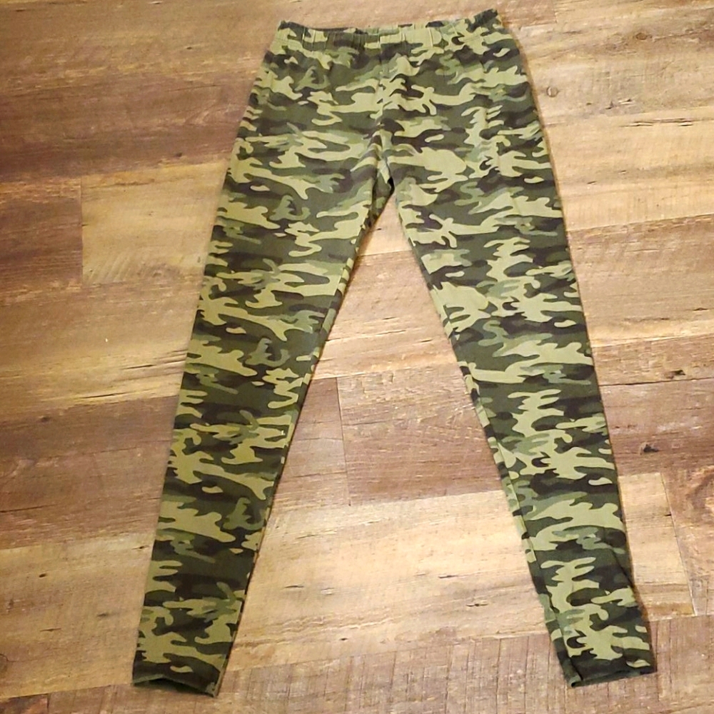 No Boundaries camo leggings.